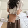 Sac seau tressé élégant pour femme, sac bandoulière en cuir marron vintage avec breloque. - Avec Pendentif / Marron