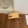 Sac à bandoulière jaune en cuir PU pour femme avec charm perle nœud cerise mignon chic. - Avec Pendentif / Jaune
