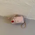 Sac à bandoulière rose pour femme avec pendentif cerise et nœud, élégant chic. - Avec Pendentif / Rose