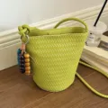 Sac seau tressé vert avec breloque en perles de bois, sac bandoulière décontracté d'été. - Avec Pendentif / Vert
