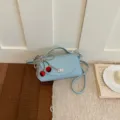 Sac à bandoulière bleu clair pour femme avec charm élégant de cerise et perles mode. - Avec Pendentif / Bleu