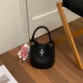 Sac seau noir pour femmes en cuir grain litchi, chic sac bandoulière serrure métal. - Avec Pendentif / Noir