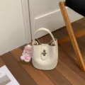 Sac seau tendance pour femme en similicuir élégant avec joli charm lapin en peluche. - Avec Pendentif / Blanc