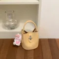 Sac seau tendance pour femme en cuir jaune clair grain litchi avec charm lapin peluche. - Avec Pendentif / Jaune