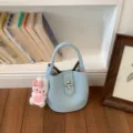 Sac seau bleu clair pour femmes, sac à main chic avec joli pendentif en peluche de lapin. - Avec Pendentif / Bleu