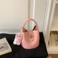 Sac seau rose chic avec poignée et joli pendentif lapin pour femmes élégant au quotidien. - Avec Pendentif / Rose
