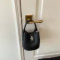 Sac seau noir en grain litchi, sac à main tendance pour femme avec poignée et verrou métallique. - Sans pendentif / Noir