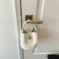 Sac seau en cuir blanc motif litchi, élégant sac à main à poignée avec fermoir en métal. - Sans pendentif / Blanc