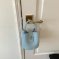 Sac seau tendance en cuir bleu clair avec poignée et fermoir métallique. Style chic au quotidien. - Sans pendentif / Bleu