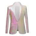 Detalle de la chaqueta de lentejuelas para hombre con tela rosa brillante y solapa de chal. - US S / Top rosa y blanco