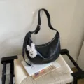Sac hobo noir en cuir PU pour femme, élégant sac dumpling bandoulière avec pendentif lapin. - Noir
