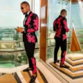 Conjunto de chaqueta y pantalón de traje negro con lentejuelas florales para hombre. - M / Parte Superior e Inferior / Azul