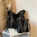 Sac cabas et seau en cuir verni matelassé noir avec accessoires dorés de luxe. - L / Noir