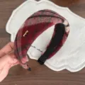 Burgunderroter karierter Haarreif aus Wolle mit breiter Krempe und goldenem Handmade-Akzent elegant - Rot und Schwarz Gestreift