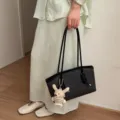 Sac cabas noir minimaliste pour femme, grand sac epaule pour le travail et le quotidien - Avec Pendentif / Noir