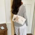 Sac cabas fourre-tout blanc en toile pour femme, grand sac épaule tendance avec charm lapin. - Avec Pendentif / Blanc