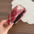 Weinroter karierter verdickter breiter Woll-Haarreif Detailansicht, eleganter Damenhaarschmuck - Rot-Weiß-Schwarz Kariert Gestreift