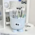 Detailansicht des süßen blauen Tisch-Stiftehalters mit Cartoon-Augen und Füßen, große Kapazität. - Blaues Einäugiges Monster