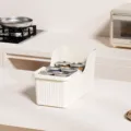 Vista detallada de la caja de almacenamiento de plástico crema con ranuras para cocina. - Estilo de Fondo Plano / Blanco