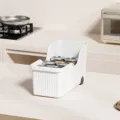 Detalle de caja de almacenamiento de cocina, contenedor de plástico con ruedas y tarros. - Estilo Con Ruedas / Blanco