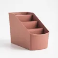 Caja organizadora de escritorio de plástico con cuatro compartimentos inclinados para cosméticos. - Desnudo