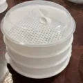 Mehrschichtiger Mikrowellen-Dampfgarer aus Kunststoff mit transparentem Deckel für Brötchen. - Dreilagiger Mikrowellen-Dampfgarer