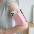Dettaglio ravvicinato della tasca porta cellulare da braccio rosa, sport corsa elastico. - modello femminile / Rosa