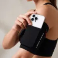 Fascia da braccio sportiva nera per corsa, supporto elastico per smartphone grandi. - modello femminile / Nero