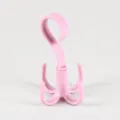 Vista dettagliata del gancio in plastica rosa a quattro artigli rotanti per riporre gli oggetti. - Rosa