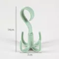 Vista dettagliata del pratico gancio girevole in plastica verde a quattro artigli per sciarpe. - Verde
