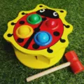 Hölzernes Marienkäfer Klopfspielzeug mit bunten Bällen für Hand Auge Koordination bei Kindern. - YDL Käfer-Spielzeug
