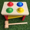 Holz Klopfspielzeug mit bunten Bällen und Hammer zur Farbzuordnung und Motorik für Kleinkinder. - MWZ Spaß-Klopfbank