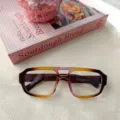 Detailaufnahme eleganter Brillenrahmen mit Doppelsteg und trendigem Farbverlauf. - Tee Gelb und Lila Farbverlauf