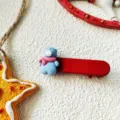 Joli clip à cheveux ours bleu de Noël avec écharpe rose accessoire pour femmes filles - Petit ours bleu