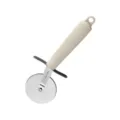 Roestvrijstalen pizzaroller met een ergonomische beige antislip handgreep voor in de keuken. - Pizzames