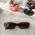 Vista detallada de gafas de sol de carey rectangulares con diseño de ojo de gato retro. - Estampado de Leopardo