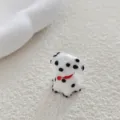 Primer plano detallado de una cuenta de vidrio de perrito blanco y negro para joyería de bricolaje. - Dálmata