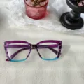 Vista detallada de la montura de gafas ópticas de moda con estampado de leopardo único. - Leopardo Púrpura