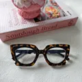 Vista detallada de gafas de carey ojo de gato antiluz azul con diseño hueco único. - Patrón de Carey Pata Negra