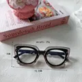 Vista dettagliata di occhiali da vista geometrici cat-eye anti luce blu con montatura grigia. - Grigio Trasparente Stanghetta Nera
