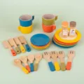 Buntes Holz-Spielzeug-Küche-Set für Kinder, farbige Tassen, Teller, Besteck und Essgeschirr. - Farbiges Nachmittagstee-Set