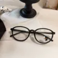 Nahaufnahme von vintage schwarzen ovalen Brillen, stilvolles Retro-Design für den Alltag. - Schwarz