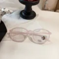 Detailansicht trendiger, photochromer Retro-Ovale Sonnenbrille in Hellrosa für Damen. - Rosa