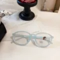 Nahaufnahme der hellblauen Retro-Brille mit runden photochromen Gläsern auf weißem Hintergrund. - Himmelblau