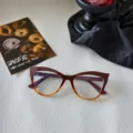 Primer plano detallado de la elegante montura de gafas anti luz azul tipo cat-eye. - Leopardo Café Naranja