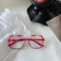 Detailansicht der quadratischen Brille mit Farbverlauf, stilvoller Blaulichtfilter-Rahmen. - Rot