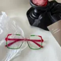 Detailaufnahme einer modischen Oversize-Farbblock-Blaulichtfilterbrille mit elegantem Gestell. - Rot und Grün