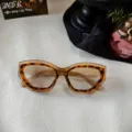 Vista detallada de gafas de sol de moda con montura carey gruesa y elegante. - Champaña Carey Lentes Transparentes
