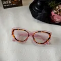 Vista detallada de gafas de sol cuadradas de moda con borde interior de leopardo elegante. - Rosa Transparente Carey Lentes Transparentes