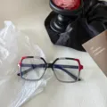 Nahaufnahme Detail der stilvollen farbblockierten quadratischen optischen Brillenfassung. - Schwarzkaffee Rot
